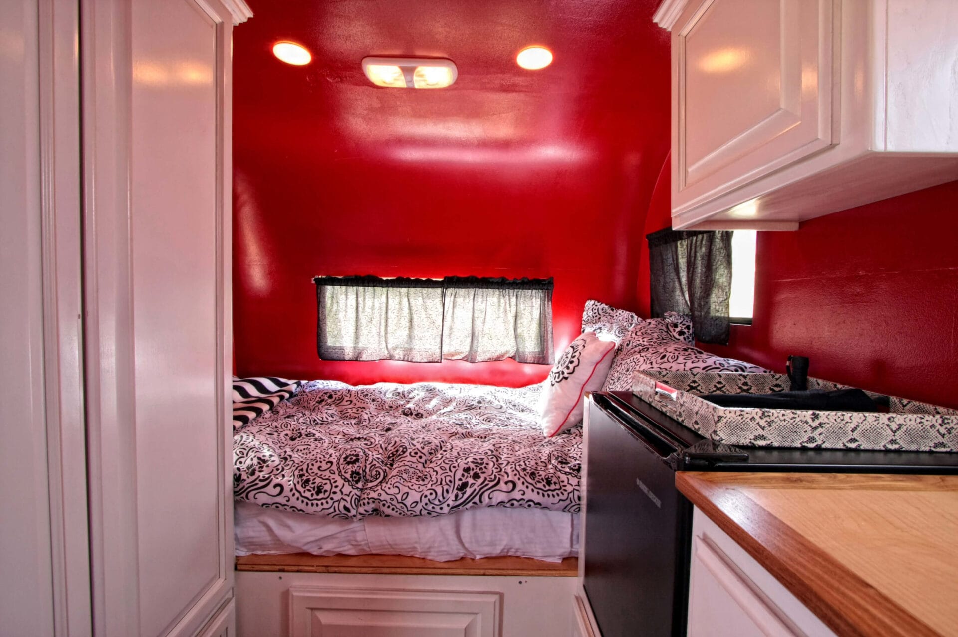 palm-canyon-borrego-springs-ca-92004-hound-dog-trailer-bedroom